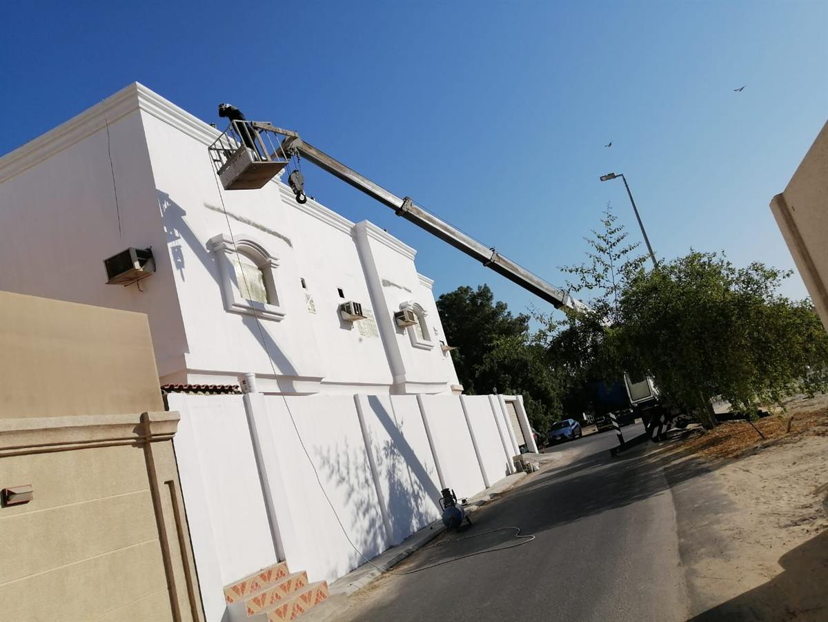 رافعة تستخدم في أعمال أصباغ خارجية للواجهة
