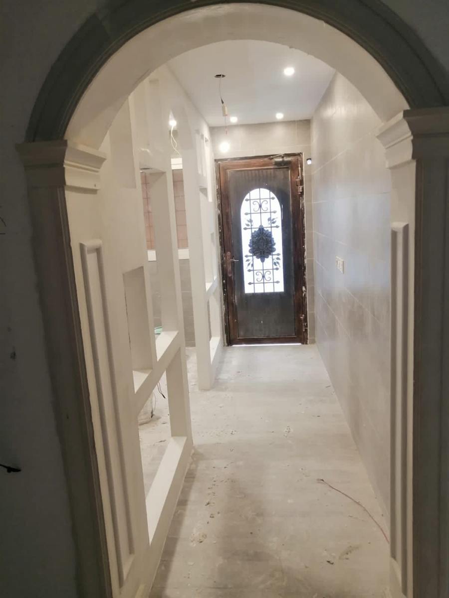 مدخل داخلي بقوس جبس وديكور جداري