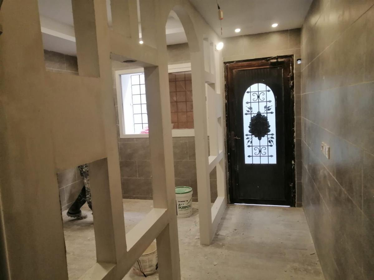 ديكور داخلي بفواصل جبسية وتشطيبات جدارية