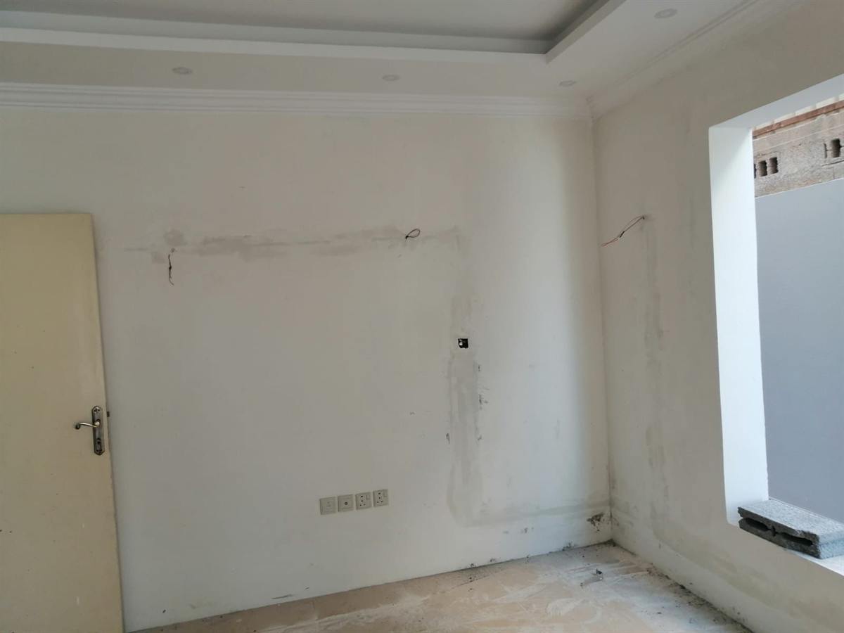 مساحة داخلية أثناء الترميم والتشطيب