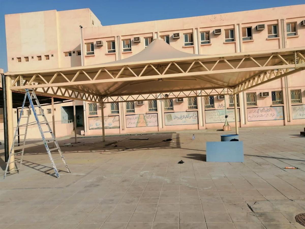 هيكل مظلة خارجية في ساحة واسعة