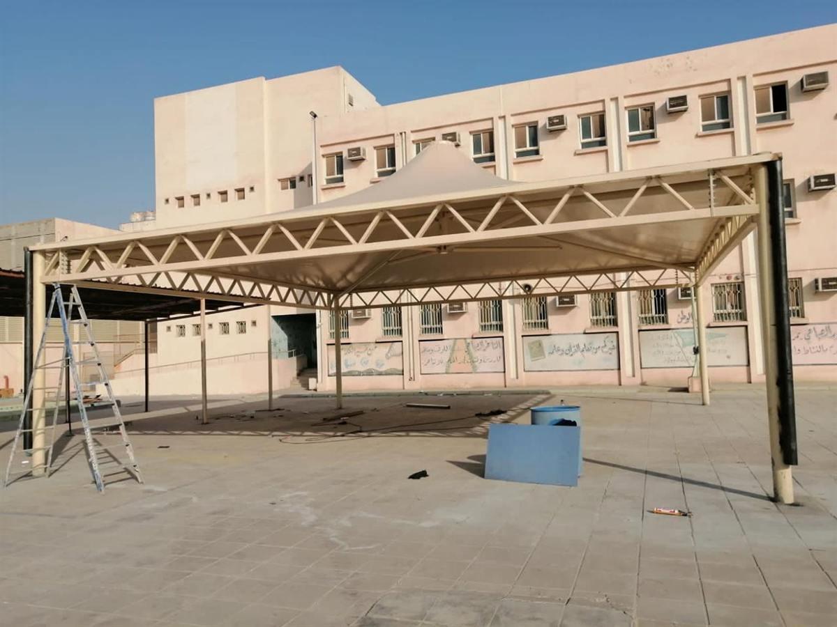مظلة خارجية معدنية ضمن أعمال ملحقات الساحات