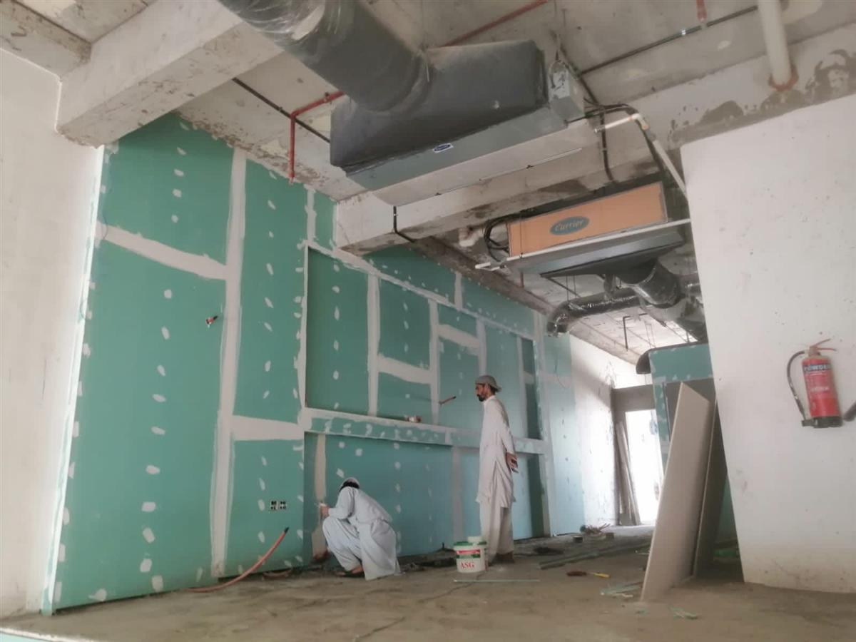 جدار جبس بورد أخضر أثناء مرحلة المعجون والتجهيز