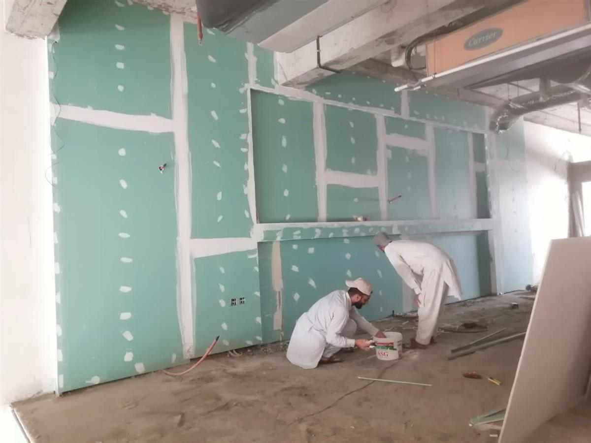 تجهيز جدار جبس بورد داخلي أثناء العمل